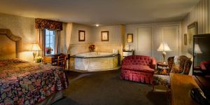 Portsmouth Room bed with jetted tub